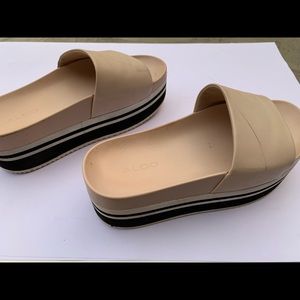 Platform slippers with striped design on the sides